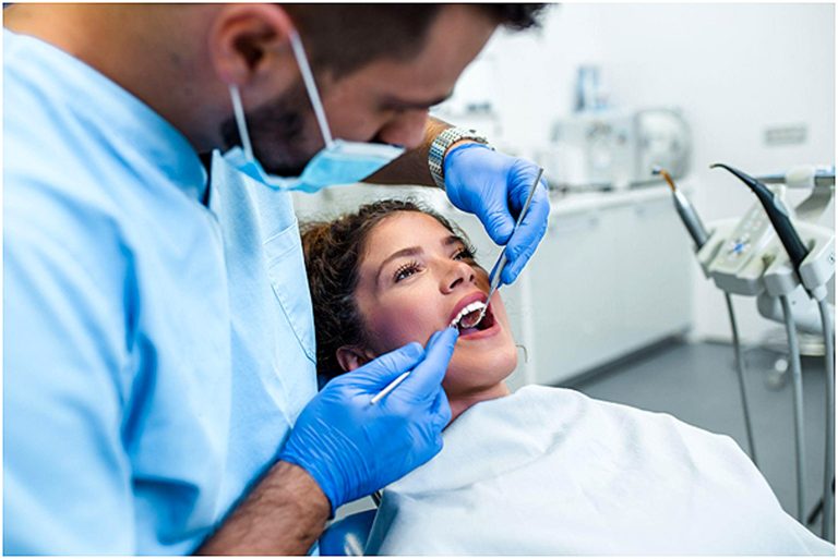 Λευκό χαμόγελο με τη βοήθεια της αισθητικής οδοντιατρικής