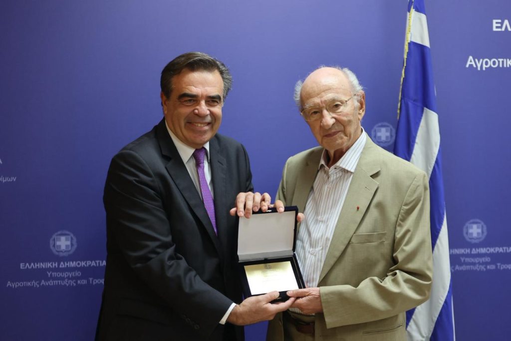Ο Μαργαρίτης Σχοινάς τίμησε τον Άγγελο Ζαχαρόπουλο για τη διαχρονική προσφορά του στην ελληνική γεωργία και την ευρωπαϊκή πορεία της χώρας