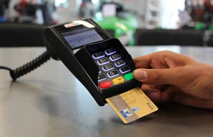 Πληρώνουμε πλέον τα πάντα με κάρτα – Είμαστε έτοιμοι για μια κοινωνία χωρίς μετρητά;