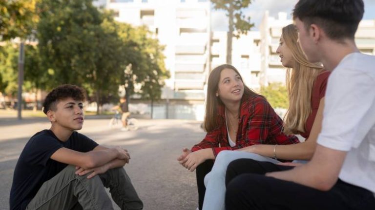 Η νέα καθημερινότητα των νέων: από την υπερσύνδεση στην ανάγκη για αποσύνδεση