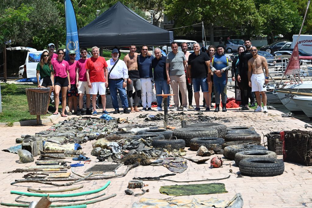«Με πρωτοβουλία του ΕΕΑ απομακρύνθηκαν 2,5 τόνοι απορριμμάτων από τον βυθό της Βάρκιζας» 