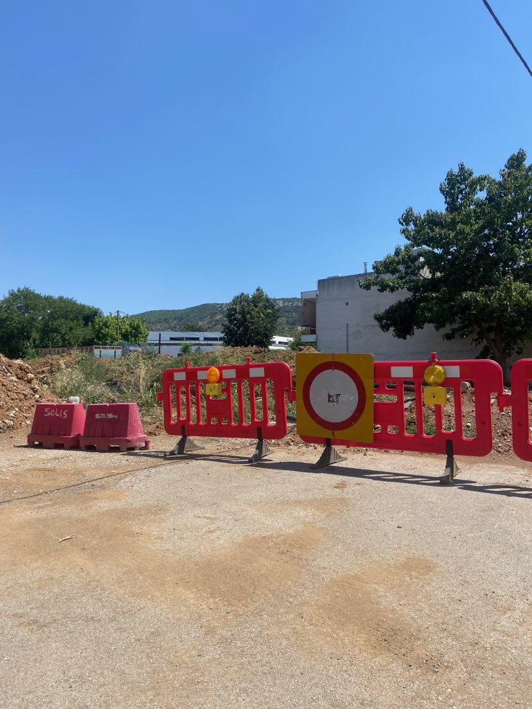 Φάρσαλα: Άλλαξε η διάταξη των προστατευτικών εμποδίων, όχι η προειδοποιητική σήμανση