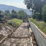 Καθαρίζονται οι αντιπλημμυρικές τάφροι περιμετρικά των Φαρσάλων