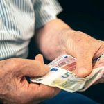 Συντάξεις δύο ταχυτήτων: Στα 775 ευρώ οι νέες του ΕΦΚΑ – Στα 1.229 ευρώ η μέση σύνταξη του Δημοσίου