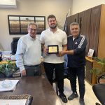 Ο Δήμος Φαρσάλων τίμησε τον 18χρονο πρωταθλητή Ελλάδας στη δισκοβολία Βαγγέλη Μπουμπουλά