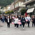 Τα Φάρσαλα φόρεσαν ροζ και βγήκαν στους δρόμους – Με μεγάλη συμμετοχή ο συμβολικός περίπατος κατά του καρκίνου του μαστού